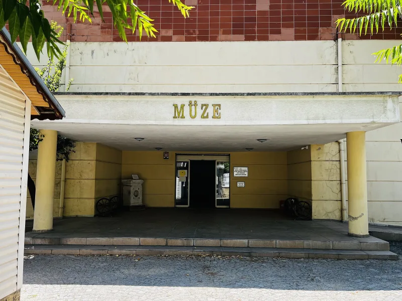 Akhisarin museo (Akhisar Müzesi): opas näyttelyyn ja vierailuun