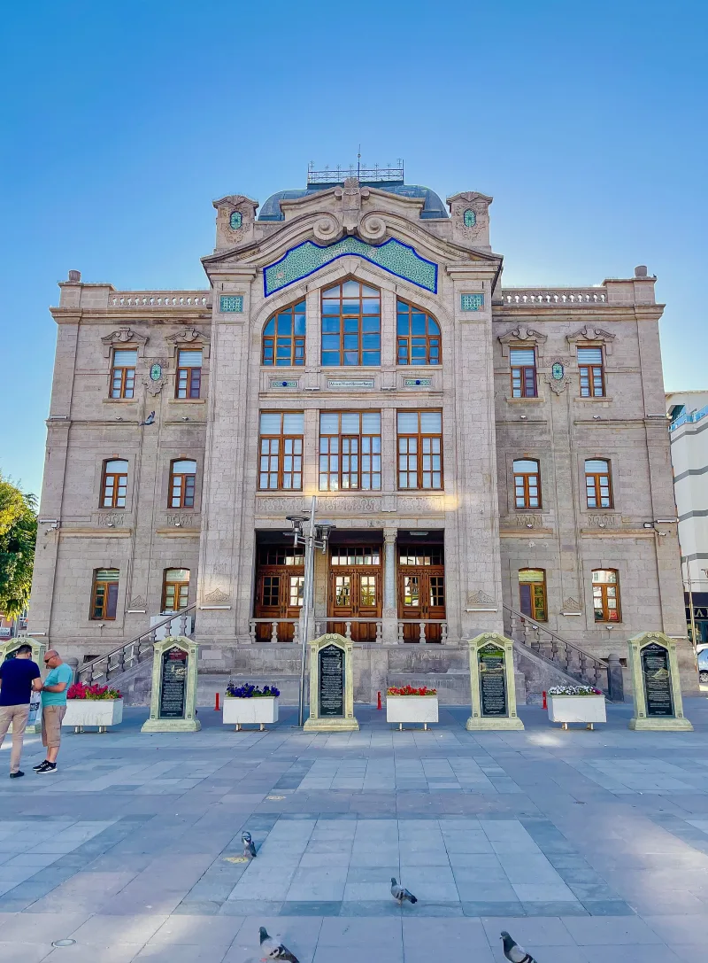 Červená mešita Aksaray (Eğri Minare): sprievodca a história