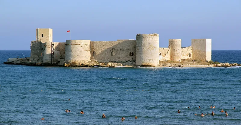 Corycus (Kızkalesi) — два замка на берегу и в море Cilicia
