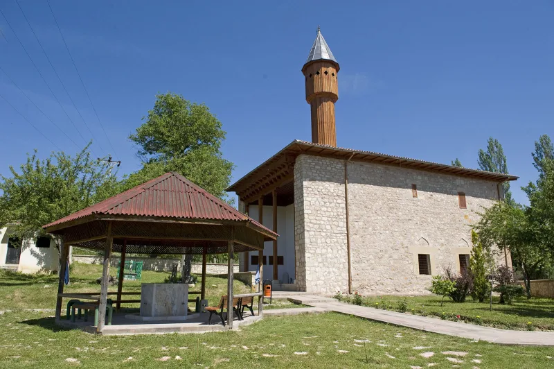 Mahmut Bey Camii Kasabassa – 1300-luvulta peräisin oleva puinen moskeija