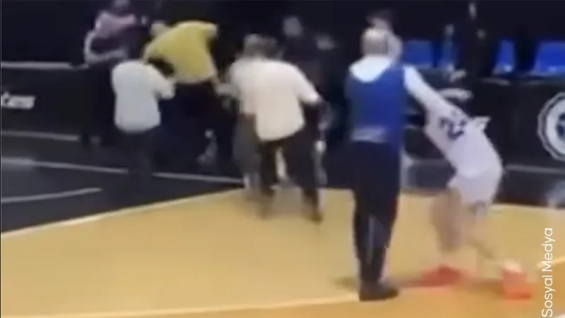 أحد أولياء الأمور يهاجم لاعباً تركياً خلال مباراة في الدوري الأوروبي لكرة السلة للناشئين في إيطاليا