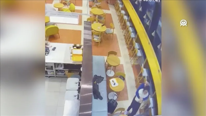 Frau, der am Istanbuler Flughafen das Essen im Hals stecken blieb, wurde mit einem Heimlich-Manöver gerettet