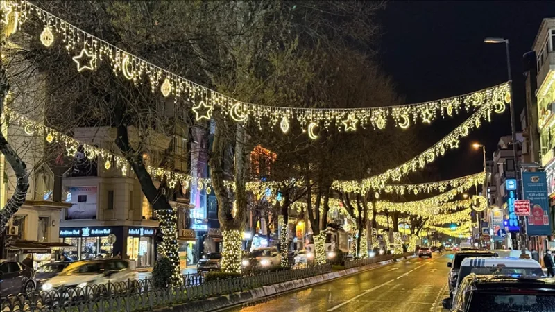В Фатихе улица Февзипаша была украшена к Рамадану