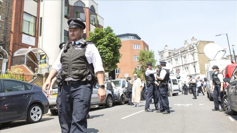 英国清真寺外 3 人被刺伤，其中一人死亡