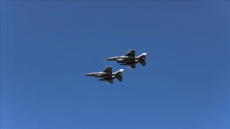 В Едирне F-16 и Bayraktar Akıncı извършиха тренировъчен полет