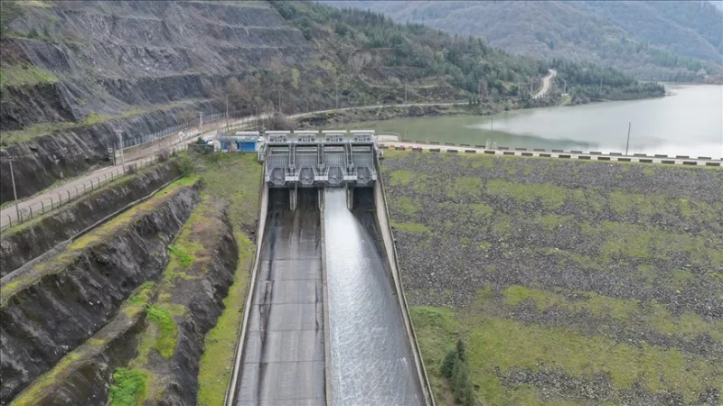 Das Wasser, das aus dem vollgelaufenen Yuvacık-Stausee abgelassen wird, fließt in den Sapanca-See