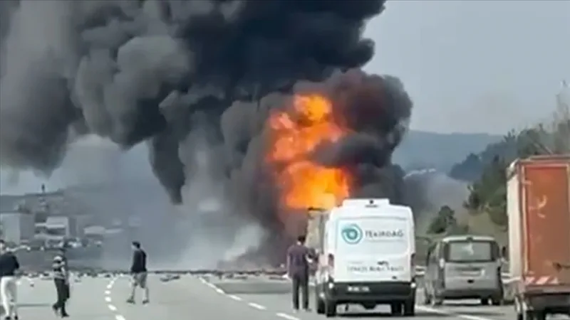 Auf der Nord-Marmara-Autobahn ist ein Lkw in Brand geraten