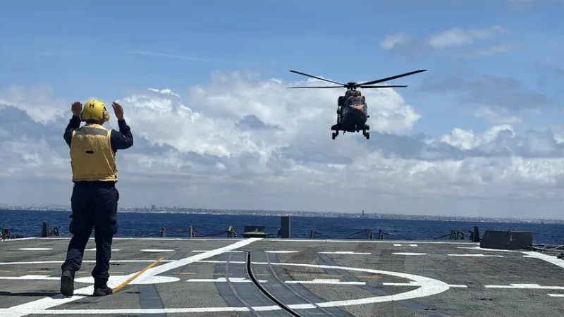 土耳其直升机在索马里近海进行船上起降训练