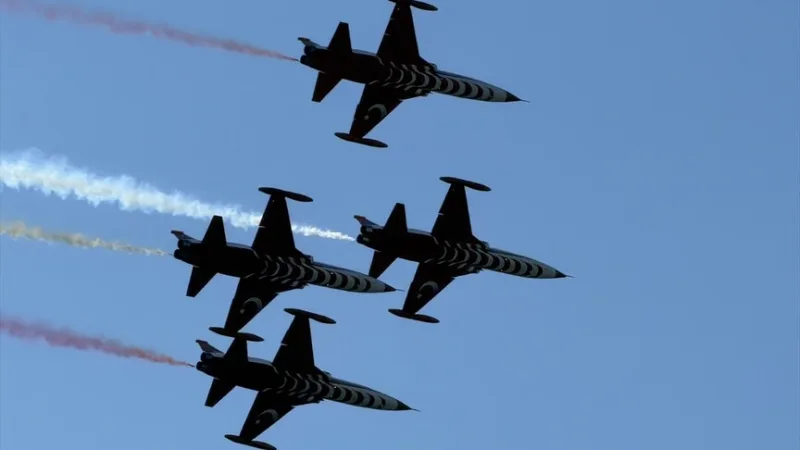 Turcijas „Zvaigznes“ veica demonstrācijas lidojumu Čanakkale