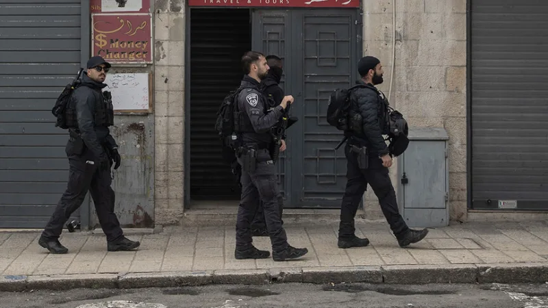 Izraēlas policija aizturēja ebreju, kurš valkāja kipu ar Palestīnas un Izraēlas karogiem, un nogrieza Palestīnas karogu
