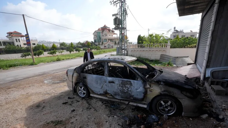 Israelis, die palästinensisches Land besetzt halten, haben im Westjordanland ein Fahrzeug in Brand gesetzt